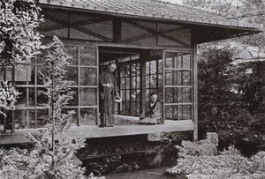 Namikawa San sazanını besliyor (s/b fotoğraf) by Herbert Ponting