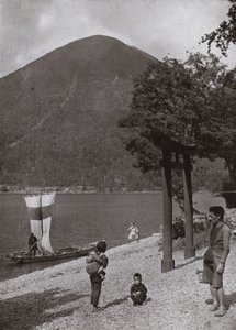 Nantai-zan ve Chuzenji Gölü (s/b fotoğraf) by Herbert Ponting