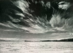 Barne Buzulu Üzerindeki Olağanüstü Cirrus Bulutları, 19 Aralık 1911, 1913 by Herbert Ponting