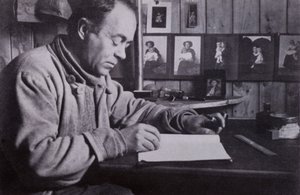 "Scott küçük masasında yazdı, planladı ve hesapladı" (s/b fotoğraf) by Herbert Ponting