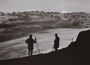 Fuji Zirvesinden Gün Batımı (s/b fotoğraf) by Herbert Ponting