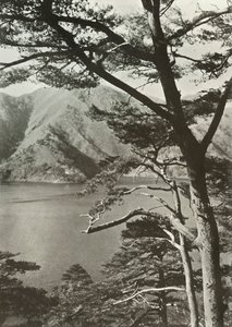 Gölün Karşısındaki Otel, Shoji, 1910. by Herbert Ponting