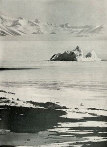 Rampanın Tepesinden Kulübe ve Batı Dağları, c19101913, 1913. by Herbert Ponting
