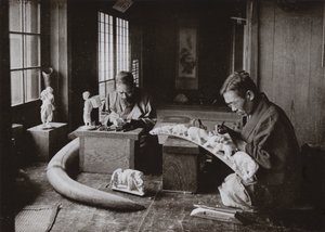 Fildişi Oymacıları (s/b fotoğraf) by Herbert Ponting