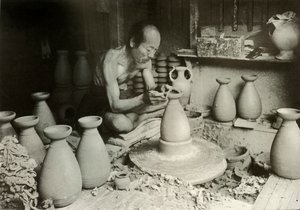 Çarkındaki Potter, 1910. by Herbert Ponting