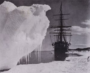"Cape Evans yakınlarındaki buz ayağına iniş" (s/b fotoğraf) by Herbert Ponting