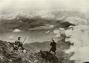 Bulutların Üzerinde İki Mil, 1910. by Herbert Ponting
