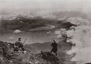 Bulutların İki Mil üzerinde, Fuji Zirvesinden "Üç Gün-Ay" Gölü (s/b fotoğraf) by Herbert Ponting