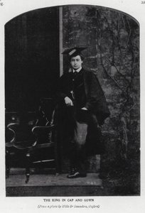 King Edward VII, Oxford Üniversitesi'ndeyken harç tahtası ve cüppesiyle (s/b fotoğraf)