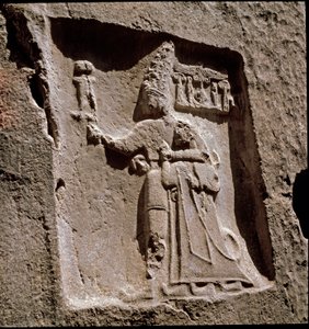 Kral Tudhaliya bir ilahi tarafından korur (Alçak kabartma. MÖ 1250-1220 civarında) by Hittite