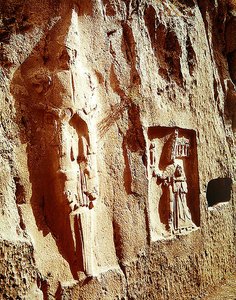 Bir Tanrı tarafından kucaklanan Kılıç Tanrısı ve IV. Tudhaliya by Hittite