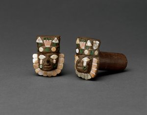 Bir Çift İnsan Başlı Kulak Tıkacı, Orta Ufuk, 600-1000 (taş ve kabuk dolgulu ahşap)