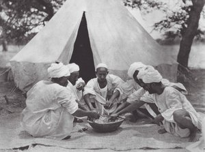 Afrika: Arap denizciler yemekte (s/b fotoğraf) by Hugo Adolf Bernatzik