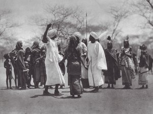 Afrika: Aulad Hamid dansı (b/w fotoğraf) by Hugo Adolf Bernatzik