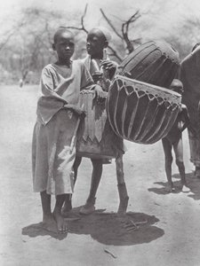 Afrika: Aulad Hamid davulları (siyah-beyaz fotoğraf) by Hugo Adolf Bernatzik