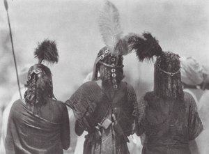 Afrika: Aulad Hamid baş giysisi (b/w fotoğraf) by Hugo Adolf Bernatzik