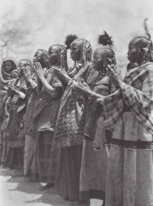Afrika: Aulad Hamid kadınları dans ederken alkış tutuyor (b/w fotoğraf) by Hugo Adolf Bernatzik