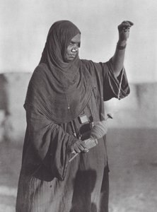 Afrika: Bisharin kadını iplik eğiriyor, Nubya çölü (b/w fotoğraf) by Hugo Adolf Bernatzik