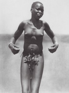 Afrika: Dans eden kız, doğu Djur (b/w fotoğraf) by Hugo Adolf Bernatzik