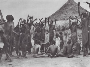 Afrika: Dinka inek dansı (siyah-beyaz fotoğraf) by Hugo Adolf Bernatzik