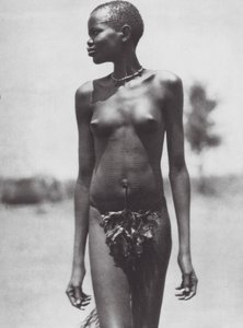 Afrika: Djur kızı, Sudan (b/w fotoğraf) by Hugo Adolf Bernatzik