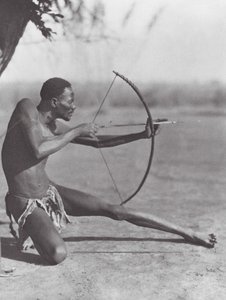 Afrika: Doğu Djur okçusu (b/w fotoğraf) by Hugo Adolf Bernatzik