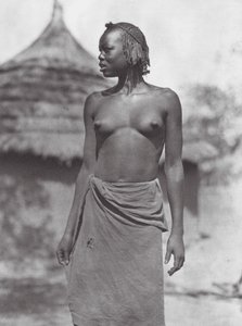 Afrika: Eliri kızı (siyah-beyaz fotoğraf) by Hugo Adolf Bernatzik