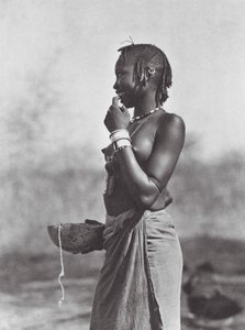 Afrika: Dar Nuba dağlarından Eliri kızı (b/w fotoğraf) by Hugo Adolf Bernatzik