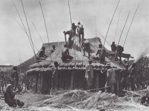 Afrika: Amadi yakınlarında bir dinlenme tesisinin inşası (b/w fotoğraf) by Hugo Adolf Bernatzik