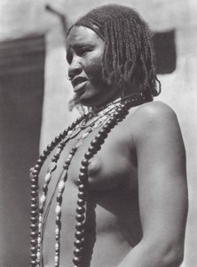 Afrika: Gawazi, profesyonel bir dansçı (b/w fotoğraf) by Hugo Adolf Bernatzik