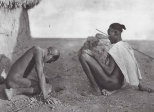 Afrika: Bir hastaya kan veren doktor (siyah-beyaz fotoğraf) by Hugo Adolf Bernatzik