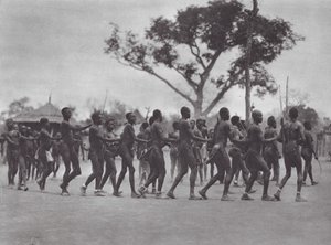 Afrika: Moru Dansı (siyah-beyaz fotoğraf) by Hugo Adolf Bernatzik