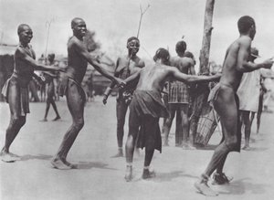 Afrika: Moru Yuvarlak Dansı (siyah-beyaz fotoğraf) by Hugo Adolf Bernatzik