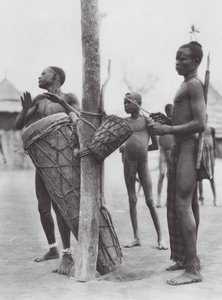 Afrika: Davul çalan Moru erkekleri (b/w fotoğraf) by Hugo Adolf Bernatzik