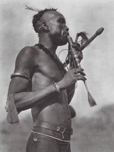 Afrika: Niambara flüt sanatçısı (siyah-beyaz fotoğraf) by Hugo Adolf Bernatzik