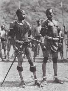 Afrika: Nuba çıngıraklı dansçıları (siyah-beyaz fotoğraf) by Hugo Adolf Bernatzik