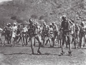 Afrika: Nuba çıngırak dansı (b/w fotoğraf) by Hugo Adolf Bernatzik