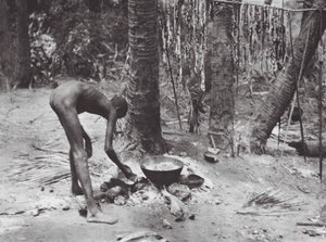 Afrika: Nuer timsah eti pişiriyor (s/b fotoğraf) by Hugo Adolf Bernatzik