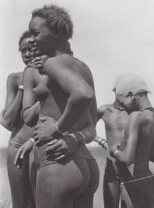 Afrika: Nuer kızları ve çocukları (b/w fotoğraf) by Hugo Adolf Bernatzik