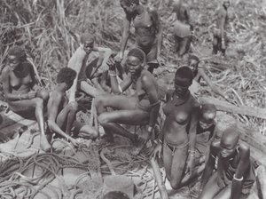 Afrika: Sudan yelkenlisinde Nuer kızları (b/w fotoğraf) by Hugo Adolf Bernatzik