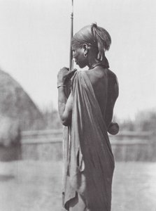 Afrika: Shilluk kıyafetli Nuer (b/w fotoğraf) by Hugo Adolf Bernatzik