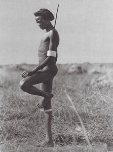 Afrika: Nuer, dinlenme pozisyonu (b/w fotoğraf) by Hugo Adolf Bernatzik