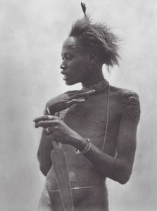 Afrika: Alnında kabile işareti olan Nuer savaşçısı (b/w fotoğraf) by Hugo Adolf Bernatzik