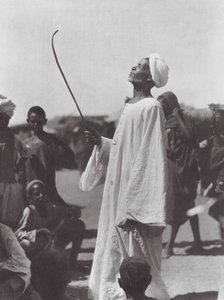 Afrika: Dansçıyla alay eden yaşlı adam (s/b fotoğraf) by Hugo Adolf Bernatzik