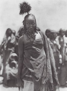 Afrika: Aulad Hamidleri tarafından giyilen devekuşu tüyünden başörtüsü (b/w fotoğraf) by Hugo Adolf Bernatzik