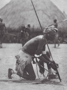 Afrika: Şilluk bayram kıyafetleri içinde (b/w fotoğraf) by Hugo Adolf Bernatzik