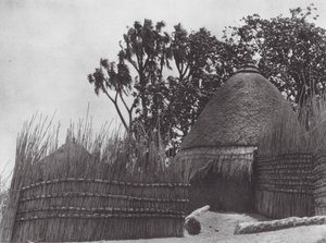 Afrika: Shilluk tapınağı (s/b fotoğraf) by Hugo Adolf Bernatzik