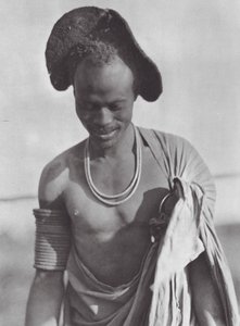 Afrika: Kukuletalı Şilluk savaşçısı (b/w fotoğraf) by Hugo Adolf Bernatzik