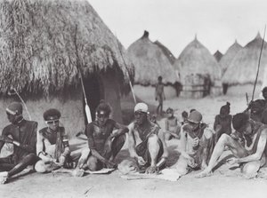 Afrika: Shilluk savaşçıları kendilerini odun külleriyle ovuyor (b/w fotoğraf) by Hugo Adolf Bernatzik