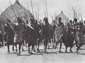 Afrika: Shilluk savaşçıları bir şefin mezarına saldırıyor (b/w fotoğraf) by Hugo Adolf Bernatzik